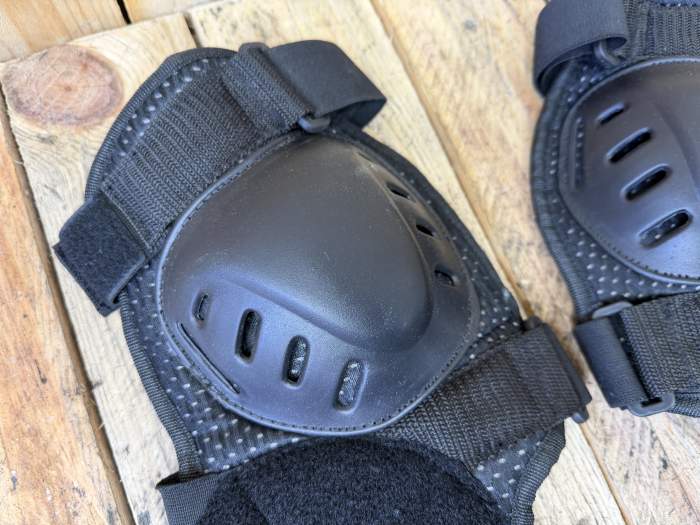 RODILLERAS CON VELCRO DESLIZADERAS - QrBox.es