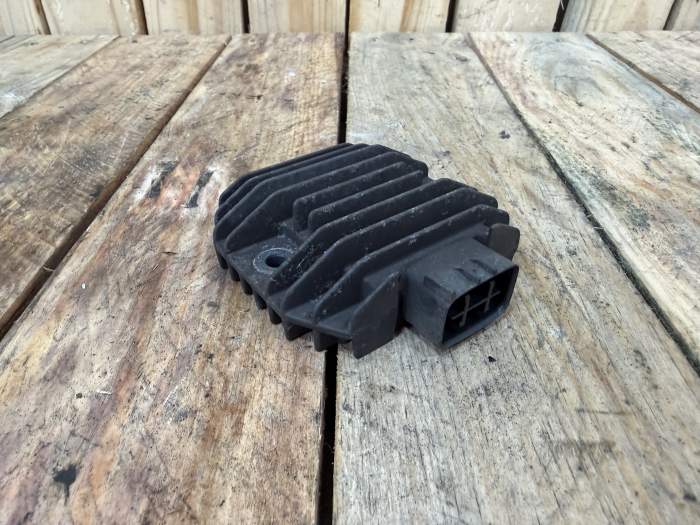 REGULADOR DE VOLTAJE YAMAHA XMAX 125 06-09 3