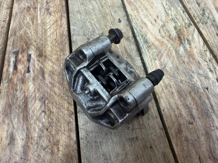 PINZA DE FRENO TRASERA YAMAHA XMAX 125 06-09 - QrBox.es
