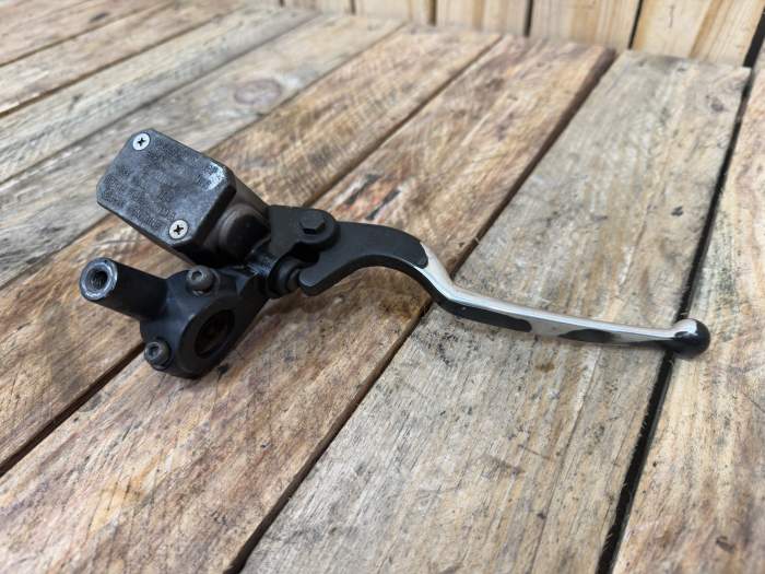 BOMBA DE FRENO DELANTERA YAMAHA XMAX 125 06-09 - QrBox.es