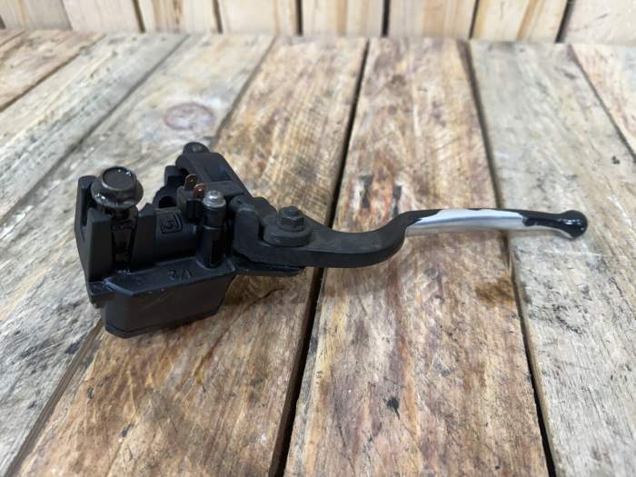 BOMBA DE FRENO DELANTERA YAMAHA XMAX 125 06-09 - QrBox.es
