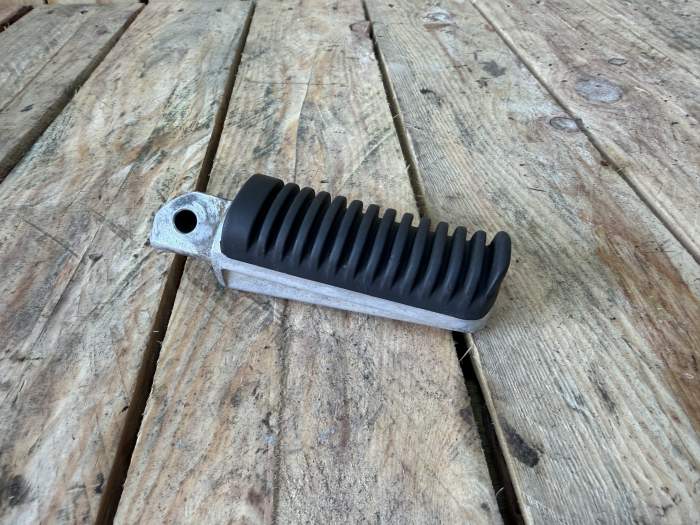 ESTRIBERA IZQUIERDA YAMAHA XMAX 125 06-09 - QrBox.es