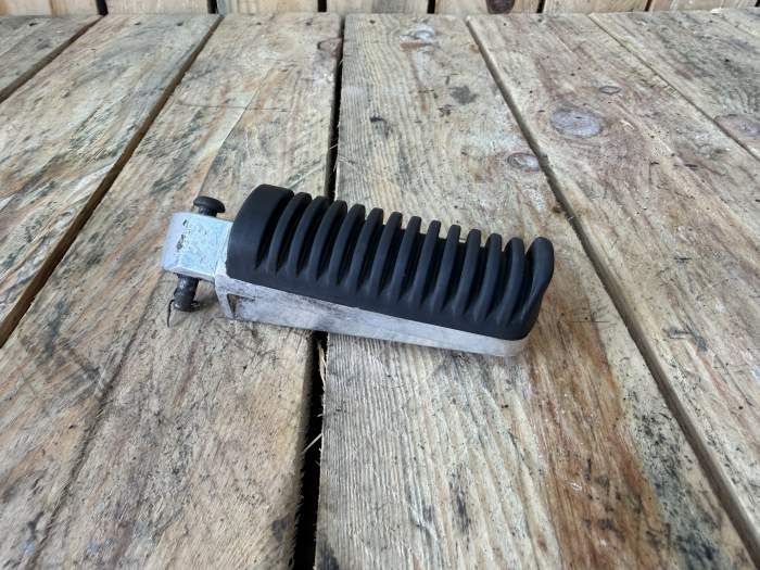 ESTRIBERA DERECHA YAMAHA XMAX 125 06-09 2 - QrBox.es