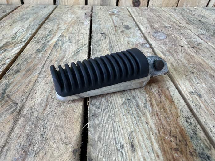 ESTRIBERA DERECHA YAMAHA XMAX 125 06-09 2 - QrBox.es