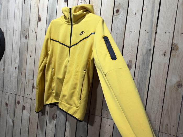 SUDADERA NIKE TECH AMARILLA XL - QrBox.es