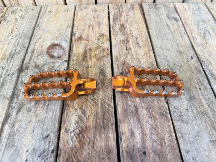 ESTRIBERAS ENDURO ANCHAS NARANJAS