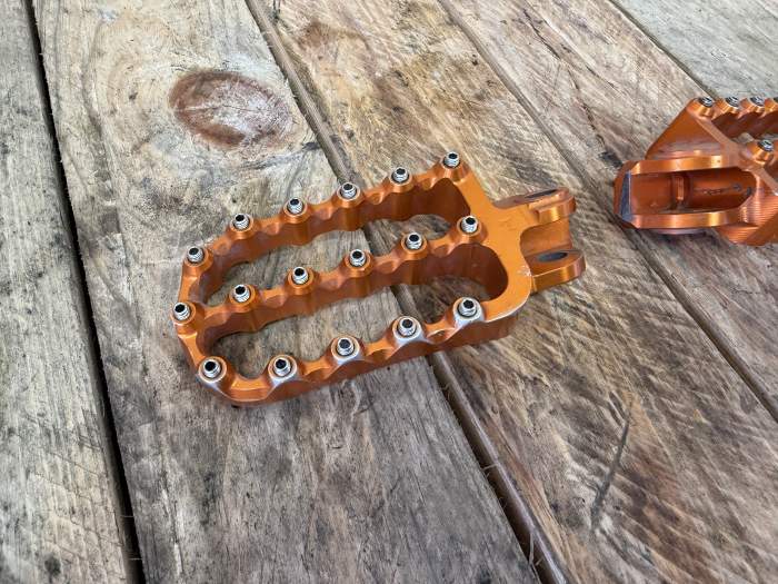 ESTRIBERAS ENDURO ANCHAS NARANJAS