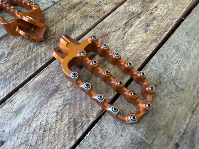 ESTRIBERAS ENDURO ANCHAS NARANJAS