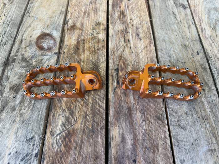 ESTRIBERAS ENDURO ANCHAS NARANJAS