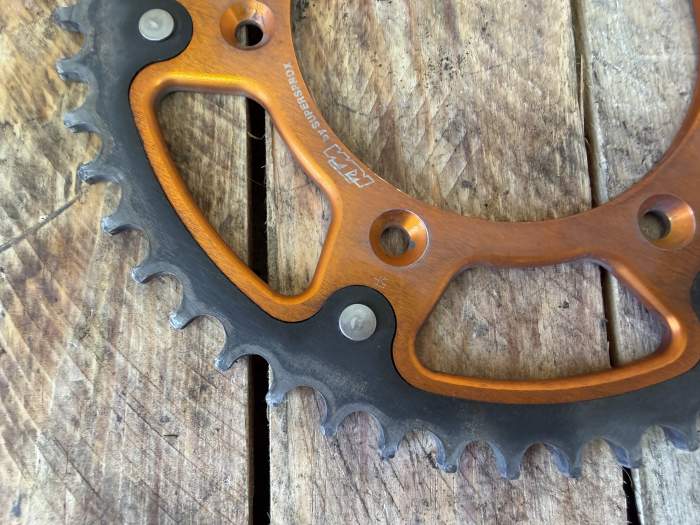 CORONA TRASERA DE ACERO KTM NARANJA Z50