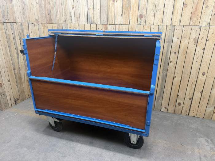 BOX CON RUEDAS Y TAPA 135X85X110CM