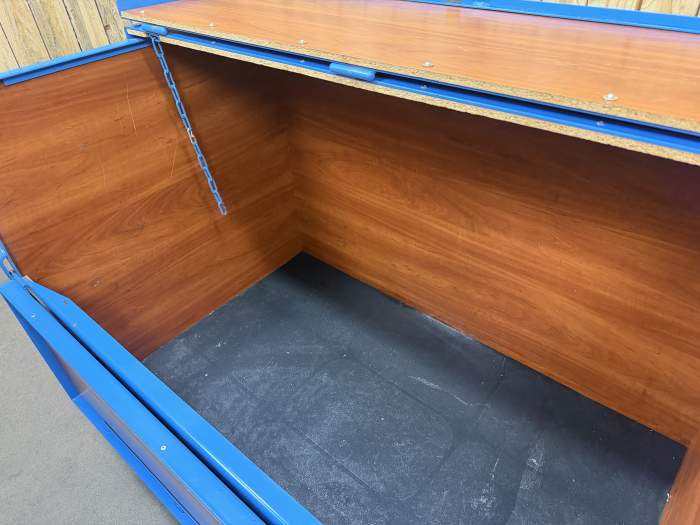 BOX CON RUEDAS Y TAPA 135X85X110CM