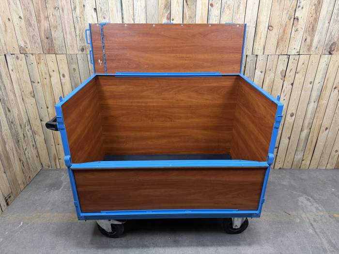 BOX CON RUEDAS Y TAPA 135X85X110CM