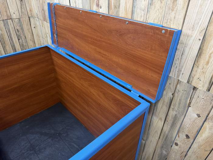BOX CON RUEDAS Y TAPA 135X85X110CM