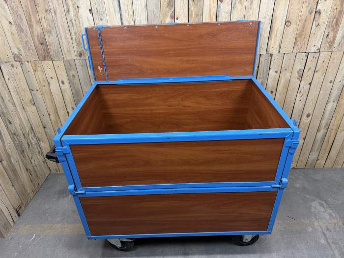 BOX CON RUEDAS Y TAPA 135X85X110CM