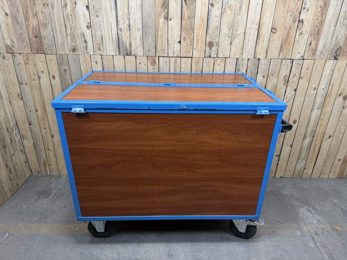 BOX CON RUEDAS Y TAPA 135X85X110CM