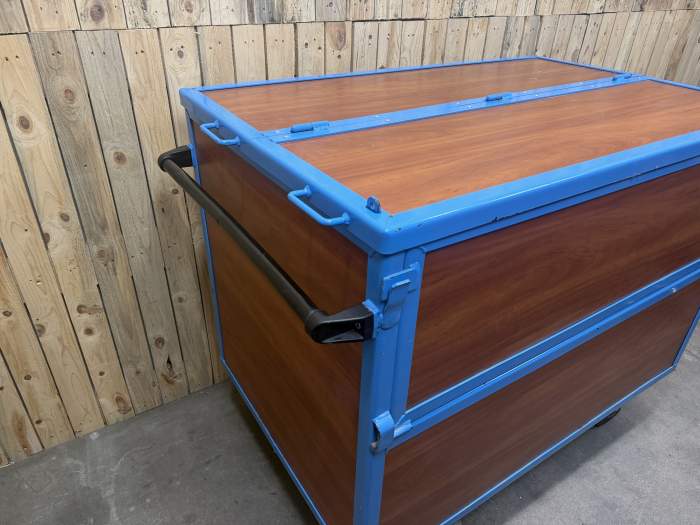 BOX CON RUEDAS Y TAPA 135X85X110CM