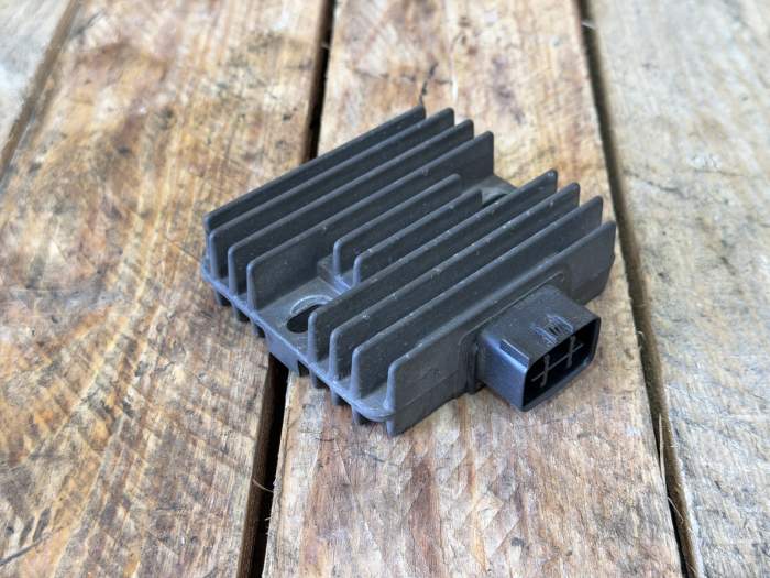 REGULADOR DE VOLTAJE KAWASAKI ER-6N 09-11 - QrBox.es