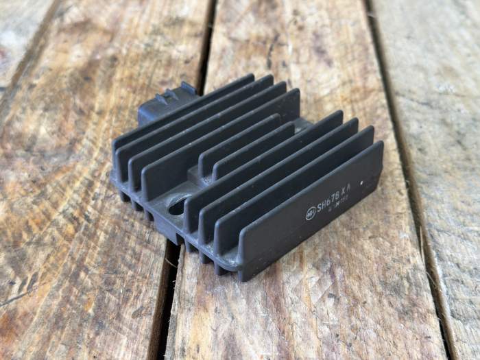 REGULADOR DE VOLTAJE KAWASAKI ER-6N 09-11 - QrBox.es