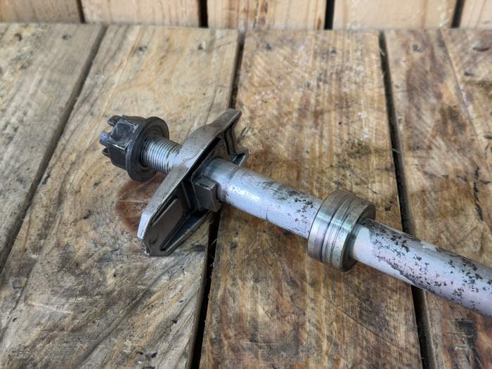 EJE RUEDA TRASERA KAWASAKI ER-6N 09-11 - QrBox.es