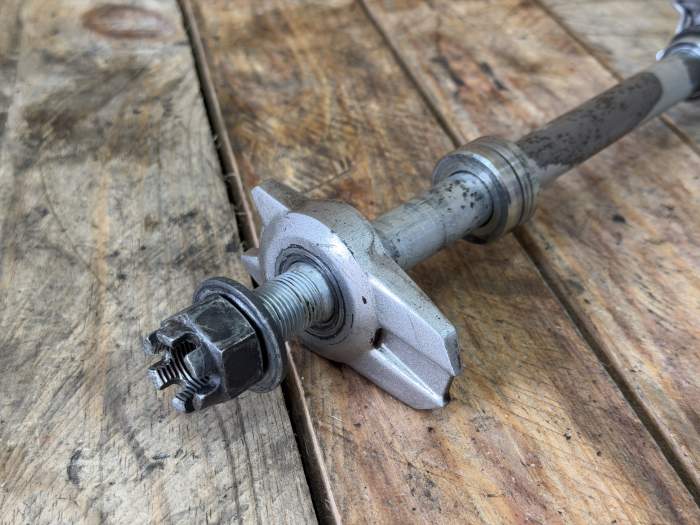 EJE RUEDA TRASERA KAWASAKI ER-6N 09-11 - QrBox.es