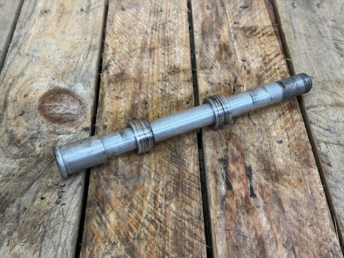 EJE RUEDA DELANTERA KAWASAKI ER-6N 09-11 - QrBox.es