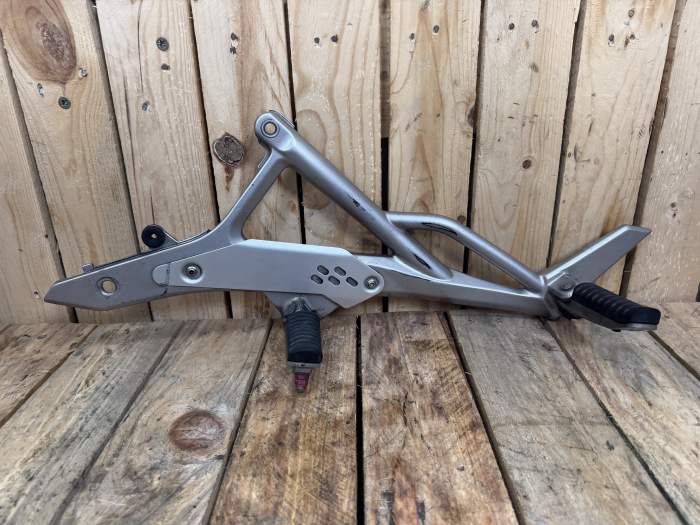 SOPORTE IZQUIERDO CON ESTRIBERAS KAWASAKI ER-6N 09-11