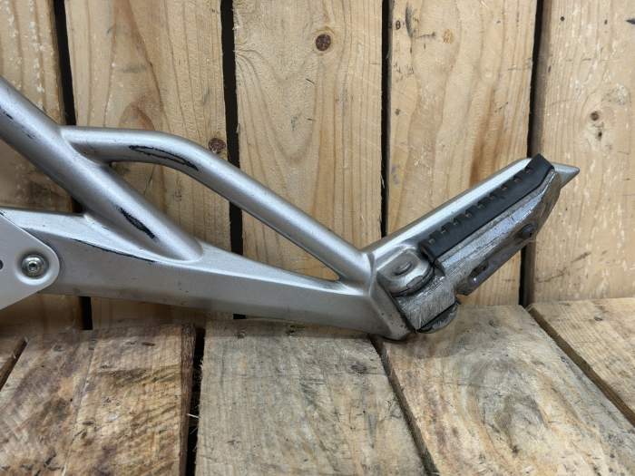 SOPORTE IZQUIERDO CON ESTRIBERAS KAWASAKI ER-6N 09-11
