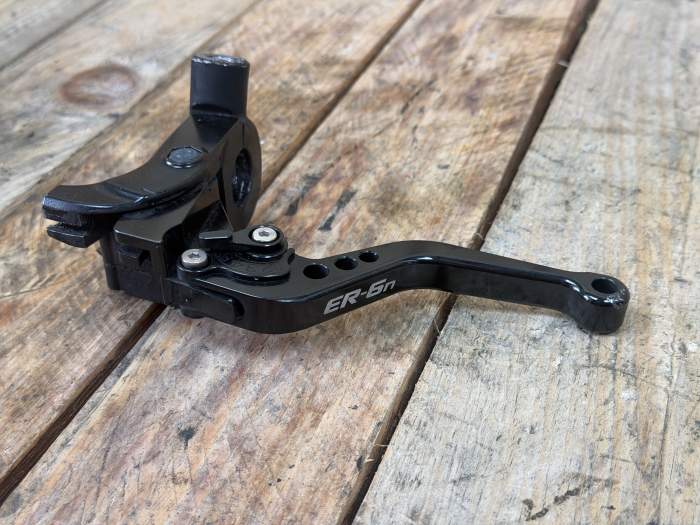 SOPORTE Y MANETA DE EMBRAGUE KAWASAKI ER-6N 09-11