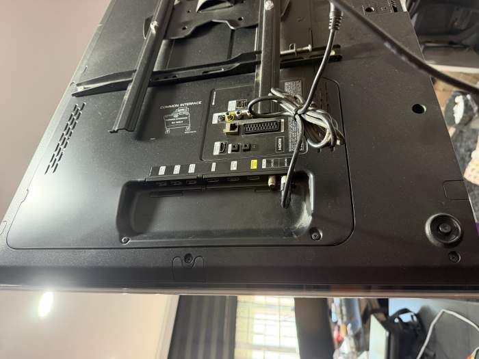 TELEVISOR SAMSUNG 46” CON SOPORTE Y MANDO