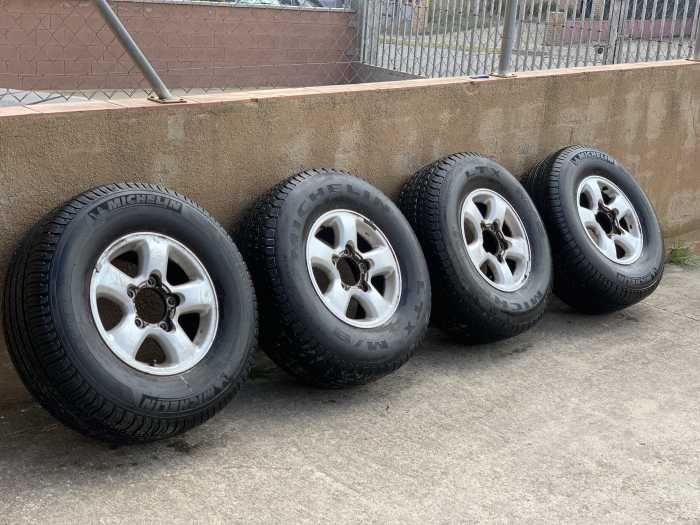 JUEGO 5 LLANTAS + NEUMÁTICOS TOYOTA HDJ