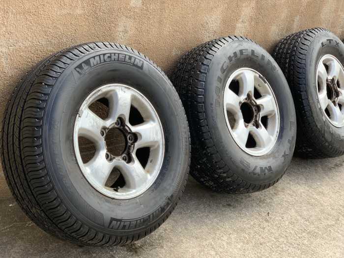 JUEGO 5 LLANTAS + NEUMÁTICOS TOYOTA HDJ