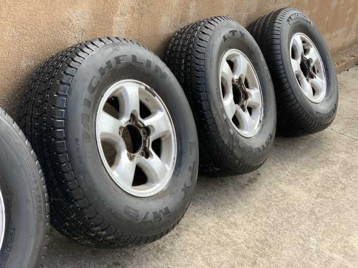 JUEGO 5 LLANTAS + NEUMÁTICOS TOYOTA HDJ