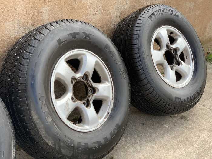 JUEGO 5 LLANTAS + NEUMÁTICOS TOYOTA HDJ