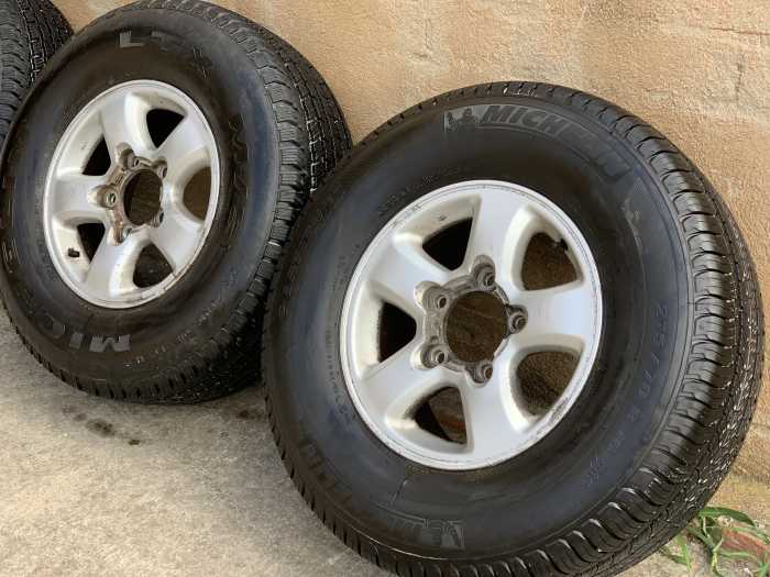 JUEGO 5 LLANTAS + NEUMÁTICOS TOYOTA HDJ