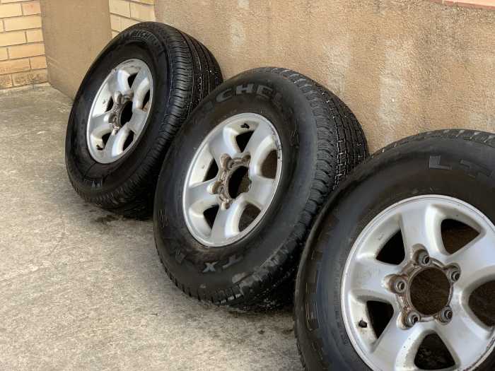 JUEGO 5 LLANTAS + NEUMÁTICOS TOYOTA HDJ