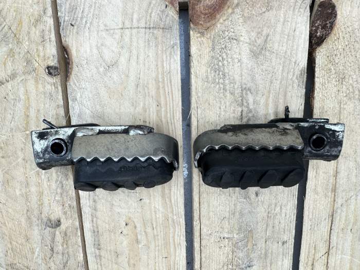 ESTRIBERAS ORIGINALES DERBI DRD