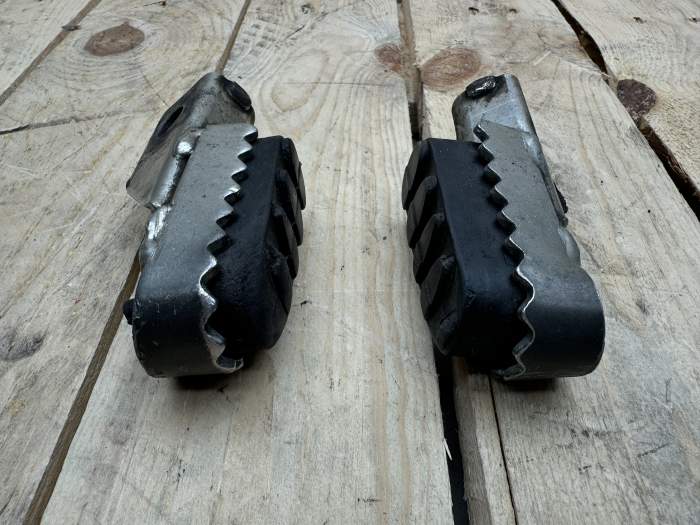 ESTRIBERAS ORIGINALES DERBI DRD