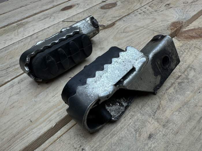 ESTRIBERAS ORIGINALES DERBI DRD
