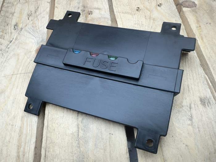 TAPA DE BATERIA CON FUSIBLES KYMCO