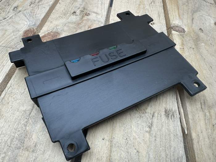 TAPA DE BATERIA CON FUSIBLES KYMCO