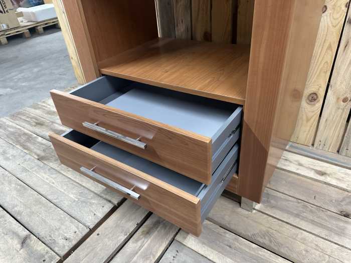 MUEBLE CON PICA Y GRIFO