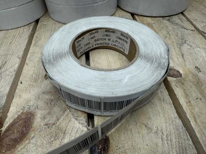 ROLLO DE 1000 ETIQUETAS ADHESIVAS ANTIHURTO