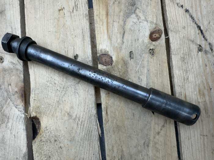 EJE RUEDA DELANTERA APRILIA FUTURA AF1