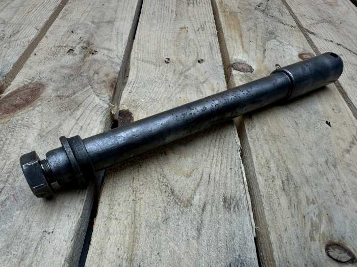 EJE RUEDA DELANTERA APRILIA FUTURA AF1