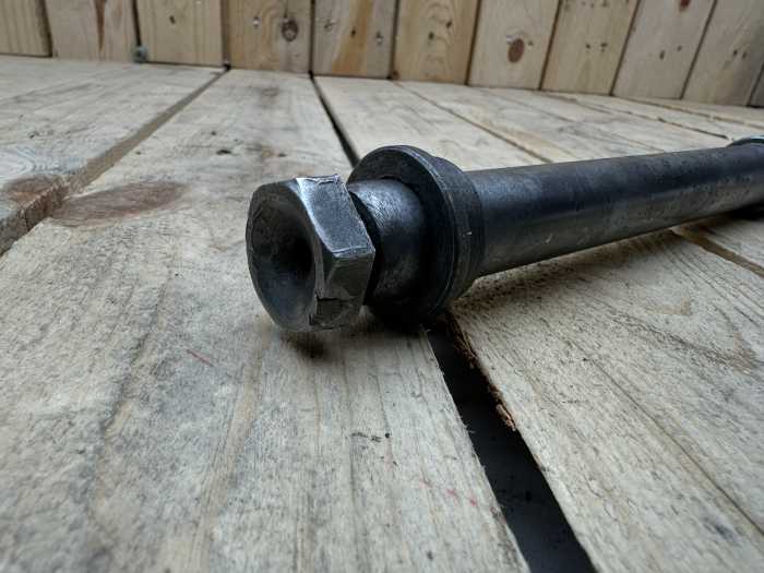 EJE RUEDA DELANTERA APRILIA FUTURA AF1